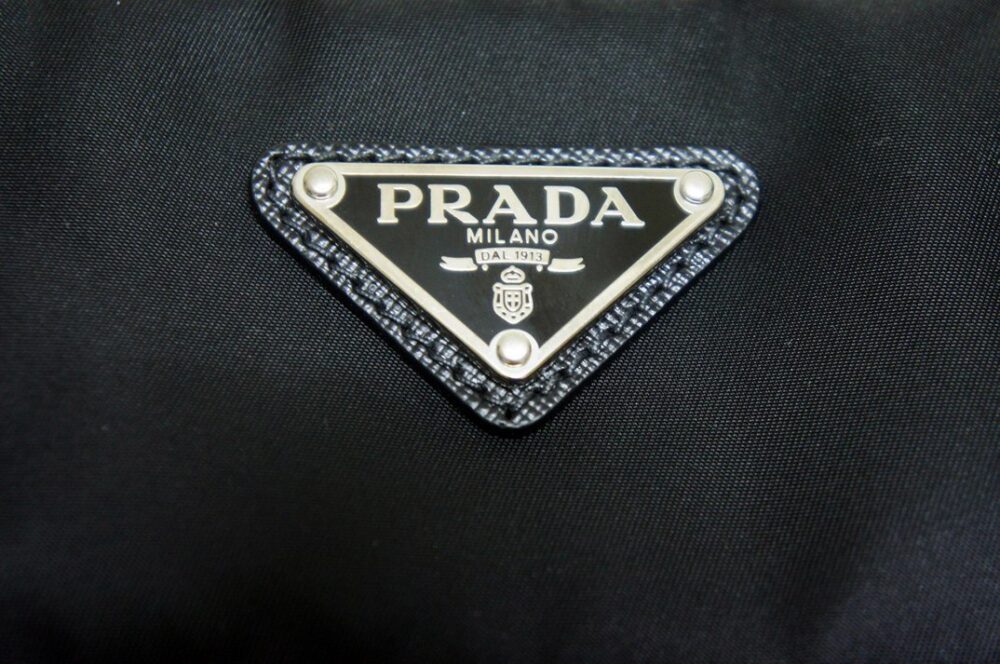 логотип Prada