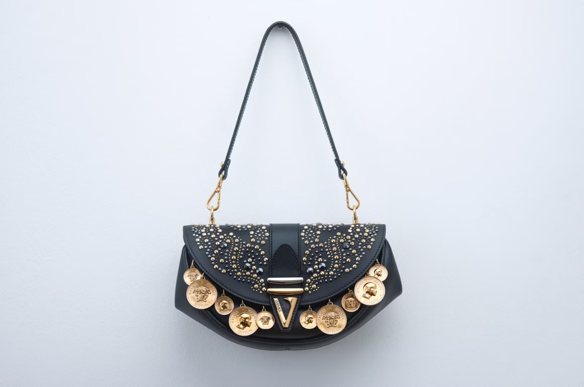 Чи Справжній Versace Виробляється В Італії