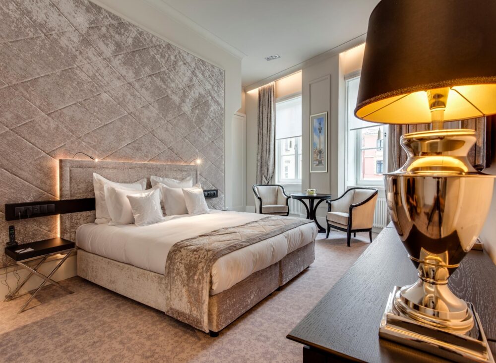 Які розкішні готелі є у Варшаві