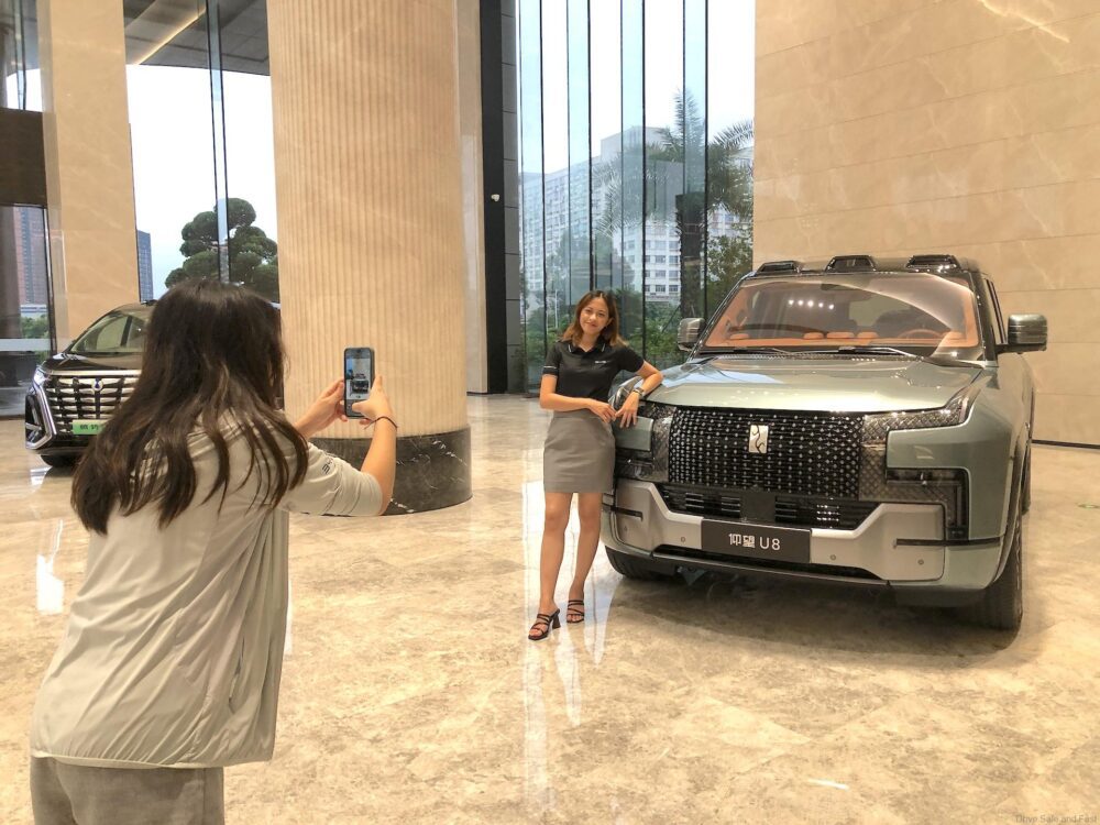 Китайський розкішний автомобіль