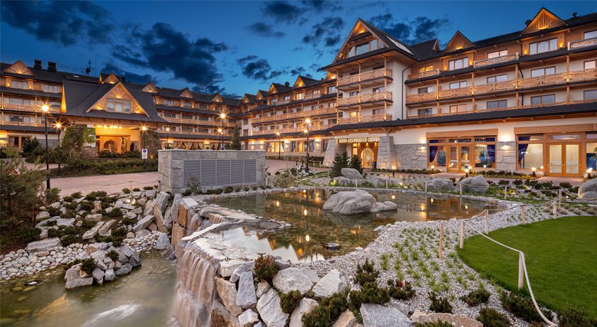 Розкішний готель у горах