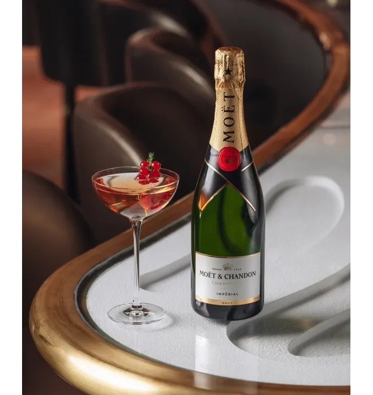 Скільки коштує пляшка шампанського Moet