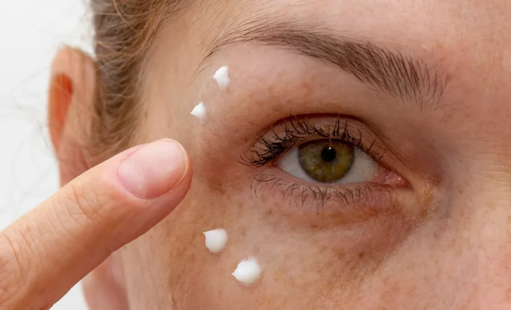 Фірмовий крем для шкіри навколо очей